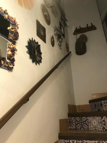 a set of stairs with decorations on the wall at Nuestra Casita de Papel in Cehegín
