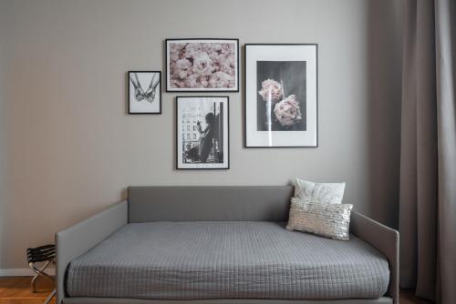 a couch in a room with pictures on the wall at Hotel Palazzo Martinelli Dolfin in Venice