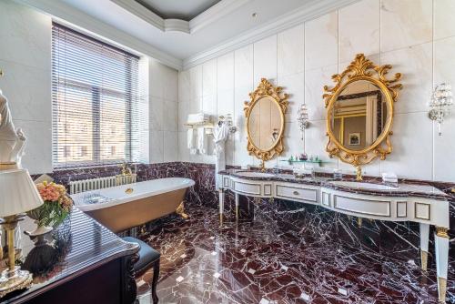 
Ванная комната в Лотте Отель Санкт-Петербург – The Leading Hotels of the World
