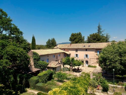 uma casa velha no meio de um jardim em La Bastide Du Bois Breant em Maubec