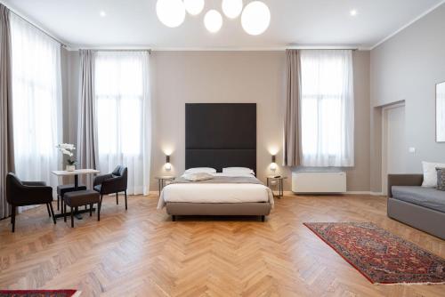a bedroom with a bed and a couch at Hotel Palazzo Martinelli Dolfin in Venice