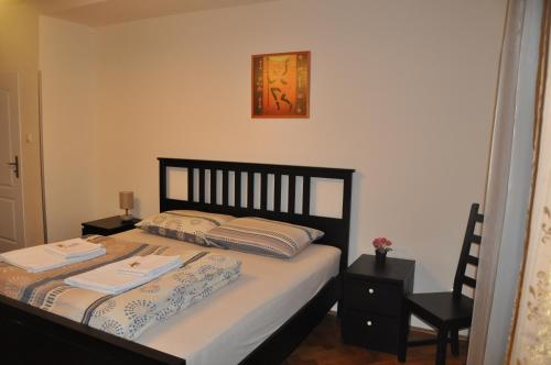 1 dormitorio con 1 cama con 2 toallas en Apartment No. 40 Stará louka 20, en Karlovy Vary