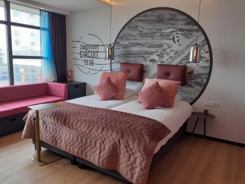 Ein Bett oder Betten in einem Zimmer der Unterkunft Palace Hotel Zandvoort