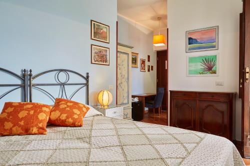 sypialnia z łóżkiem z pomarańczowymi poduszkami w obiekcie Helimos Bed&Breakfast Segesta Temple-Castellammare w mieście Calatafimi