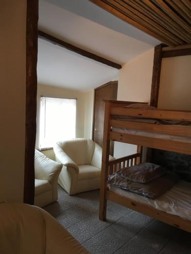 Ένα ή περισσότερα κρεβάτια σε δωμάτιο στο Pantyrathro International Hostel