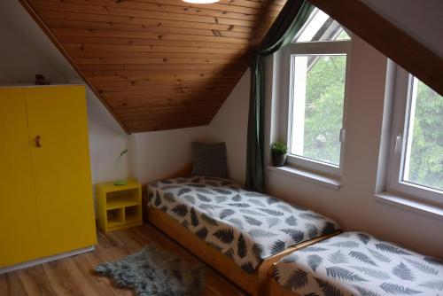 เตียงในห้องที่ Cherry Tree Cottage, Balatonszemes