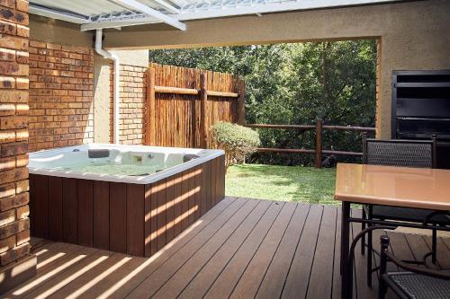 Gambar di galeri bagi First Group Magalies Park di Hartbeespoort