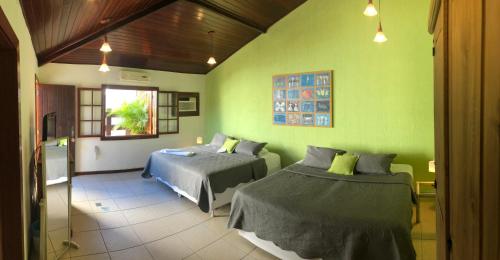 Un pat sau paturi într-o cameră la Pousada Caminho do Sol