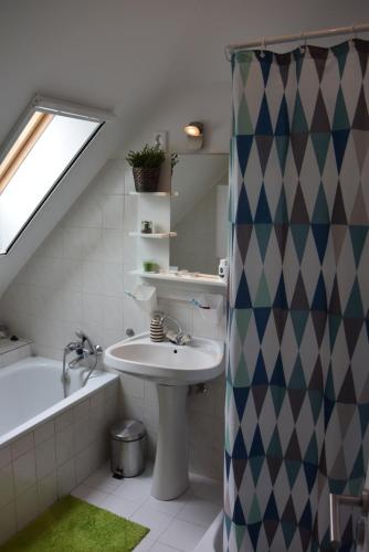Bilik mandi di Cherry Tree Cottage, Balatonszemes