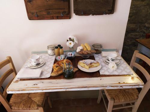 コルトーナにあるLocanda pane e vinoの木製テーブル