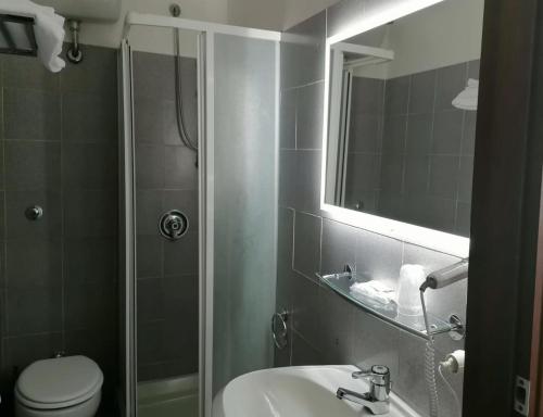 La salle de bains est pourvue d'une douche, d'un lavabo et de toilettes. dans l'établissement L'Oliveto, à Cineto Romano