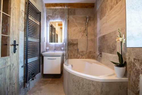 Koupelna v ubytování Residence Klažary u Žumberka