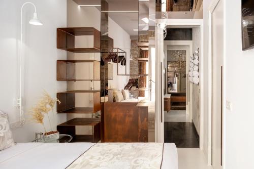 Spectacular by Sebastiana Group في سان سيباستيان: غرفة نوم بسرير وغرفة بها درج
