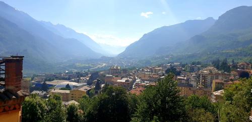 uma vista para uma cidade com montanhas ao fundo em Casa vista Saint Vincent accanto alle Terme em Saint-Vincent