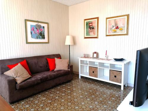 un soggiorno con divano marrone e armadietto bianco di Casa vista Saint Vincent accanto alle Terme a Saint Vincent