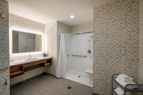 Koupelna v ubytování Holiday Inn & Suites Memphis Southeast-Germantown, an IHG Hotel