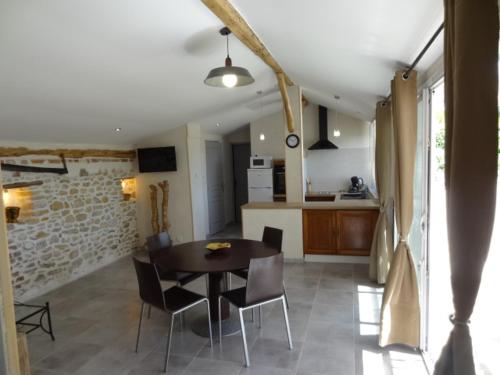 une cuisine et une salle à manger avec une table et des chaises dans l'établissement Acienne bergerie cévenole avec spa, à Bagard