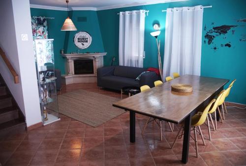 a living room with a table and a couch at Baleal GuestHouse in Baleal
