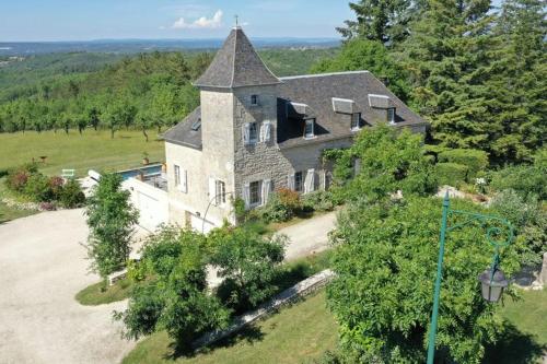 an overhead view of a large house in a field at Domaine La Garenne in Reilhaguet