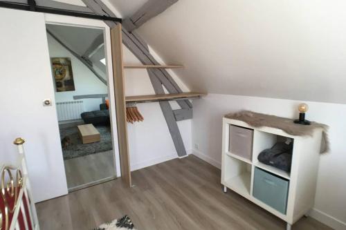Cette petite chambre dispose d'un escalier et d'un miroir. dans l'établissement Chartres Coeur de Ville, beau 2 pièces chaleureux et lumineux,Parking et Wifi !, à Chartres