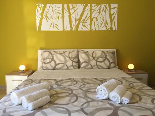 a bedroom with a bed with towels on it at B&B Hollywood in Olivadi