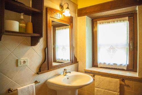 a bathroom with a sink and a window at Agriturismo Bio Tra Cielo e Terra in Grutti