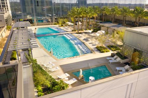 Fairmont Austinの敷地内または近くにあるプール