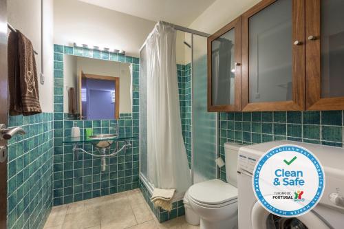 阿尔布费拉Moradia Ricardo - Praia da Gale的绿色瓷砖浴室设有卫生间和淋浴。