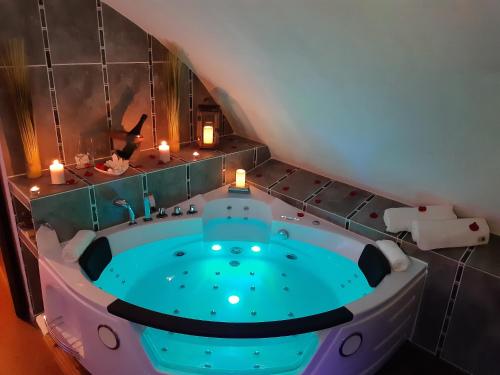 a jacuzzi tub in a room with candles at Châtellerie De Schoebeque in Cassel