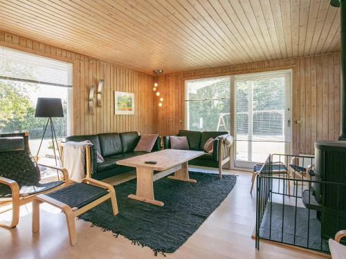 sala de estar con sofá verde y mesa en 8 person holiday home in Tranek r, en Tranekær