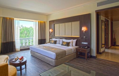เตียงในห้องที่ Radisson Blu Plaza Hotel Mysore