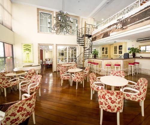um restaurante com mesas e cadeiras num quarto em Hotel Dan Inn Campinas Cambuí - Um Hotel Clássico Em Campinas em Campinas
