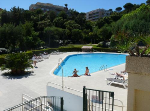 Vue sur la piscine de l'établissement Independant Apartment - Stunning Sea View - Near Cannes ou sur une piscine à proximité