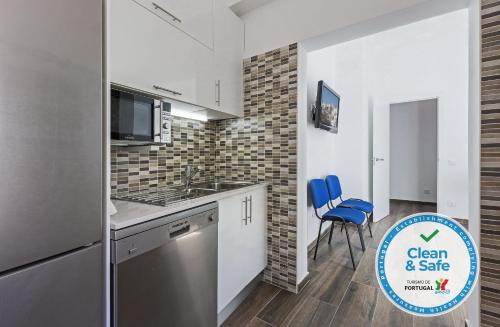 cocina con fregadero y fogones horno superior en DownTown Albufeira beach Apartment, en Albufeira