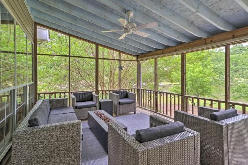 Χώρος καθιστικού στο Lakefront House with Private Dock and Fire Pit!