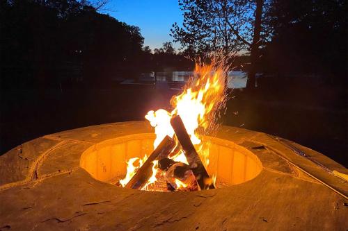 Φωτογραφία από το άλμπουμ του Lakefront House with Private Dock and Fire Pit! σε Eatonton 