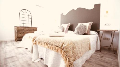 1 Schlafzimmer mit 2 Betten und weißer Bettwäsche in der Unterkunft Sa Tanqueta in Ses Salines