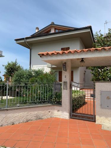 une porte menant à une maison avec une clôture dans l'établissement Brezza Affittacamere, à Montemarciano