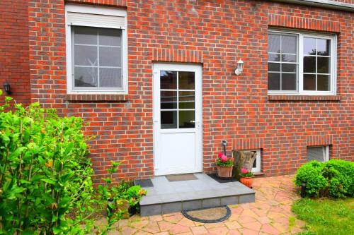 a brick house with a white door and windows at Ferienwohnung Kaiser Lothar in Süpplingenburg