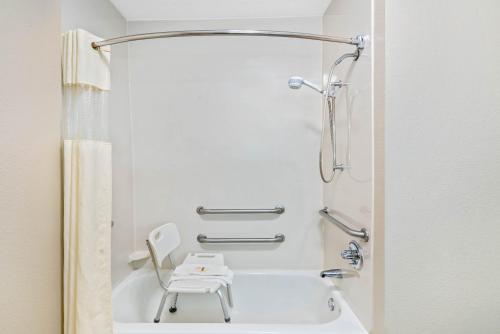 Ванная комната в La Quinta by Wyndham Knoxville Airport