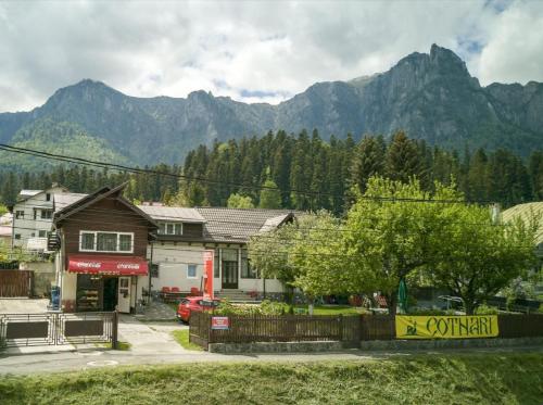 een stad met huizen en bergen op de achtergrond bij Casa Maria Busteni - Poiana Tapului in Buşteni