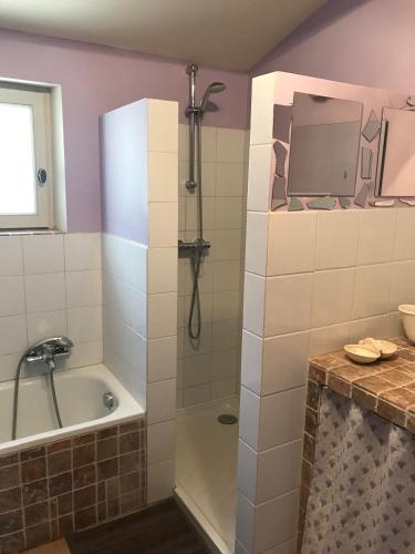 une salle de bain avec une douche, une baignoire et un lavabo dans l'établissement La Bastide de l'Olivier, à Flassan