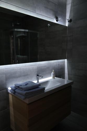 W łazience znajduje się umywalka i lustro. w obiekcie Apartament Nadwarciański w Poznaniu