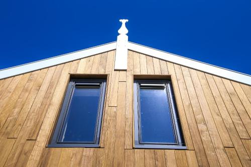 a building with two windows and a cross on top at AenBetje in Goedereede