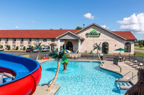 Πισίνα στο ή κοντά στο Wingate by Wyndham Wisconsin Dells Waterpark