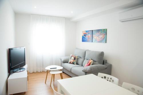 A seating area at L2 Apartamento O Grove Centro 2 hab con Aire Ac Parking