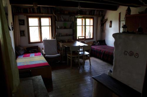 Chalupa Na Košáře في Valašská Senice: غرفة مع طاولة وسرير وغرفة طعام