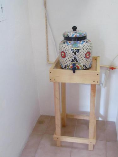 un vase assis au-dessus d'une table en bois dans l'établissement Casa del Solar Centro Cozumel - Wifi gratuito Fibra Óptica 200 Mbps, à Cozumel