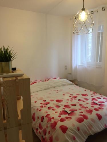 - une chambre avec un lit doté de coeurs rouges dans l'établissement La Villa des Remparts, à Lisieux