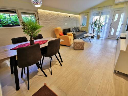 een eetkamer en een woonkamer met een tafel en stoelen bij Apartments Ida & Miljenko in Kaštela
